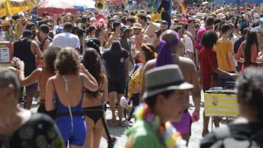 Foliões realizam bloco de carnaval no Centro de São Paulo