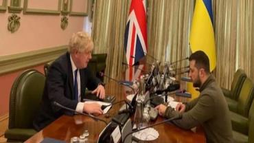 Boris Johnson diz a Zelensky estar mais comprometido que nunca a reforçar Ucrânia
