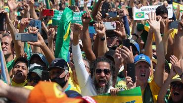 Apoiadores do presidente Jair Bolsonaro fazem ato na Paulista neste domingo