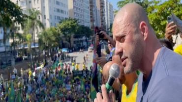 Daniel Silveira agradece apoiadores durante manifestação em Niterói