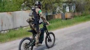 Militares ucranianos usam motos elétricas silenciosas durante ataques russos; vídeo