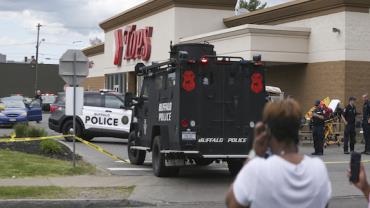 Atirador invade supermercado e deixa mortos e feridos em Buffalo, nos EUA