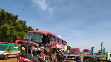 Acidente entre ônibus e carreta deixa mortos e feridos na BR-163 em MT