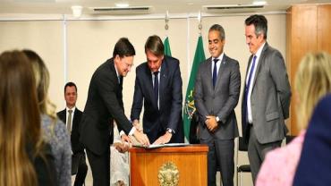 Bolsonaro sanciona projeto do Auxílio Brasil com valor mínimo de R$400