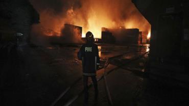 Incêndio deixa dezenas de mortos em depósito de contêineres de Bangladesh