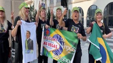 Bolsonaro é recebido por grupo de apoiadoras em Los Angeles