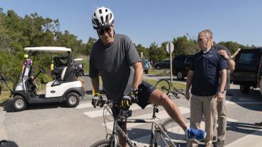 Joe Biden leva tombo de bicicleta ao tentar parar para conversar com apoiadores; vídeo