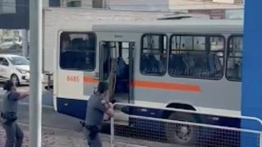 Homem esfaqueia passageiros de ônibus em Piracicaba