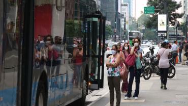 Motoristas e cobradores aprovam greve de ônibus em São Paulo