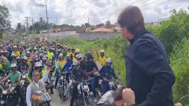 Bolsonaro participa de motociata com apoiadores em Feira de Santana