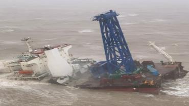 Embarcação de engenharia é atingida por tempestade no Mar da China Meridional