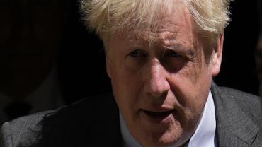 Mais três ministros renunciam e governo de Boris Johnson soma 15 perdas no Parlamento