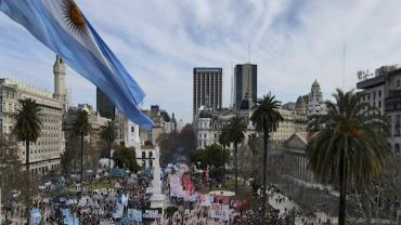 Manifestantes vão às ruas na Argentina pedindo por auxílios governamentais