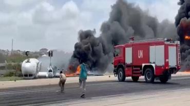 Avião fica de cabeça para baixo após acidente em pista de aeroporto da Somália