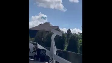 Avião com paraquedas colide contra rua na Bélgica e piloto sobrevive