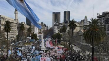 Argentinos vão às ruas de Buenos Aires contra crise do país