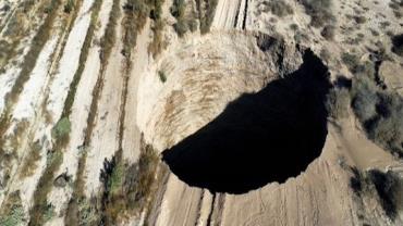 Buraco gigante surge de forma misteriosa no Deserto do Atacama, Chile
