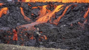 Erupção vulcânica vira atração turística na Islândia