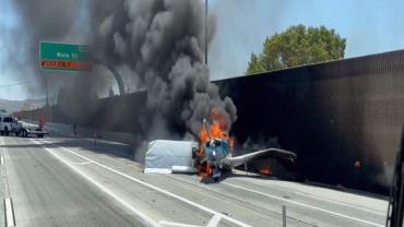 Na Califórnia, avião faz pouso forçado e pega fogo em rodovia