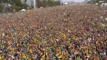 Desfile em comemoração ao Bicentenário reúne multidão na Esplanada