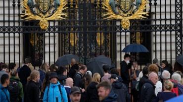 Pessoas se reúnem no Palácio de Buckingham após a morte da rainha Elizabeth II