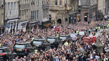 Cortejo fúnebre da rainha Elizabeth II chega a Edimburgo