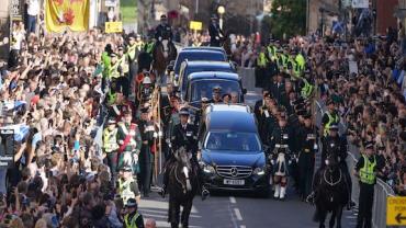 Cortejo da rainha Elizabeth II reúne milhares de pessoas em Edimburgo