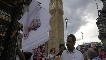 Caixão da rainha Elizabeth II chega em Londres