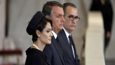 Em Londres, Bolsonaro presta homenagem à rainha Elizabeth II