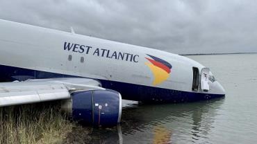 Avião para dentro de lago na França após pouso com tempestade