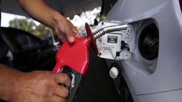 Preço médio da gasolina cai pela 15ª semana consecutiva