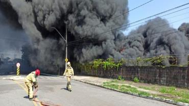 Incêndio de grandes proporções atinge fábrica de Contagem, MG