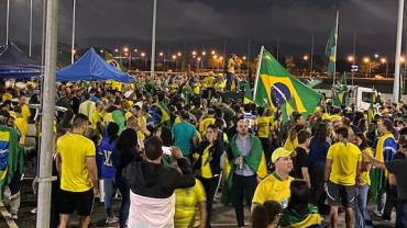 Manifestantes passam noite em frente ao QG do Exército no DF