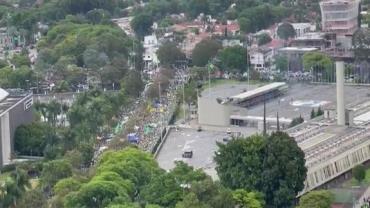 Manifestantes de verde e amarelo se mobilizam em frente ao QG do Ibirapuera