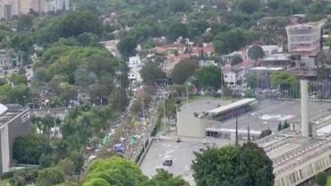 Helicóptero da RedeTV! registra milhares de manifestantes em frente ao QG do Ibirapuera, SP