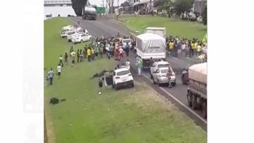 Motorista atropela pessoas durante manifestação em rodovia de SP; vídeo