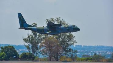 Militares assumem buscas do avião da FAB que perdeu sinal de comunicação, afirmam Bombeiros