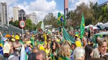 Manifestantes vestidos de verde e amarelo se reúnem em frente ao QG do Ibirapuera