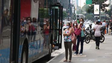Conselho de SP recomenda a volta do uso de máscaras no transporte público