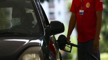 Preço da gasolina tem leve recuo, diz ANP