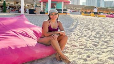 Belle Silva, esposa de Thiago Silva, curte beach club no Catar