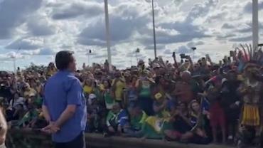 Bolsonaro fala com apoiadores em frente ao Palácio do Alvorada