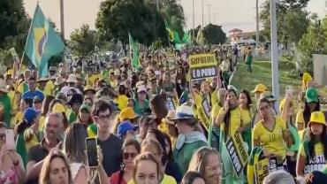 Manifestantes se reúnem em frente ao Palácio da Alvorada, em Brasília