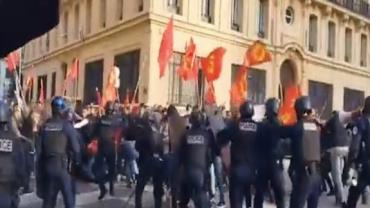 Manifestantes e policiais entram em confronto após tiroteio em Paris