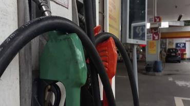 Preço da gasolina cai nos postos pela quinta semana seguida