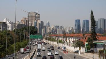 Motorista encontra lentidão em rodovias paulistas nesta segunda-feira