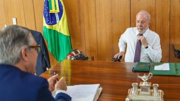 Lula publica primeira foto trabalhando no Palácio do Planalto