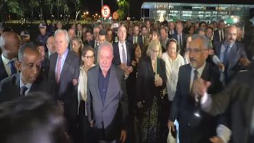 Lula e governadores atravessam a Praça dos Três Poderes e vão ao STF