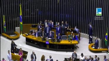 Deputados abrem sessão para eleger presidente da Câmara