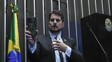Marcos do Val diz que pedirá afastamento de ministro do STF